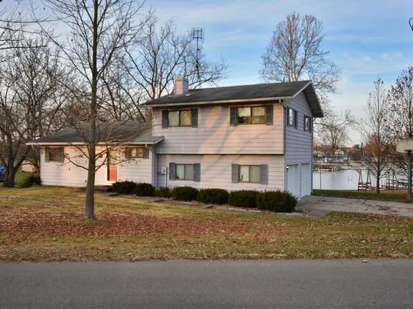200 Lane 890 Snow Lk, Fremont, IN 46737