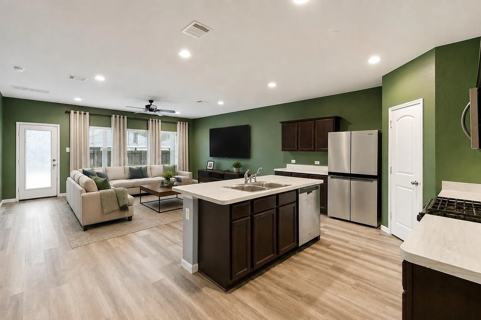 4 bed, 3.0 bath, 2600 sqft, $2,300 — Photo 3