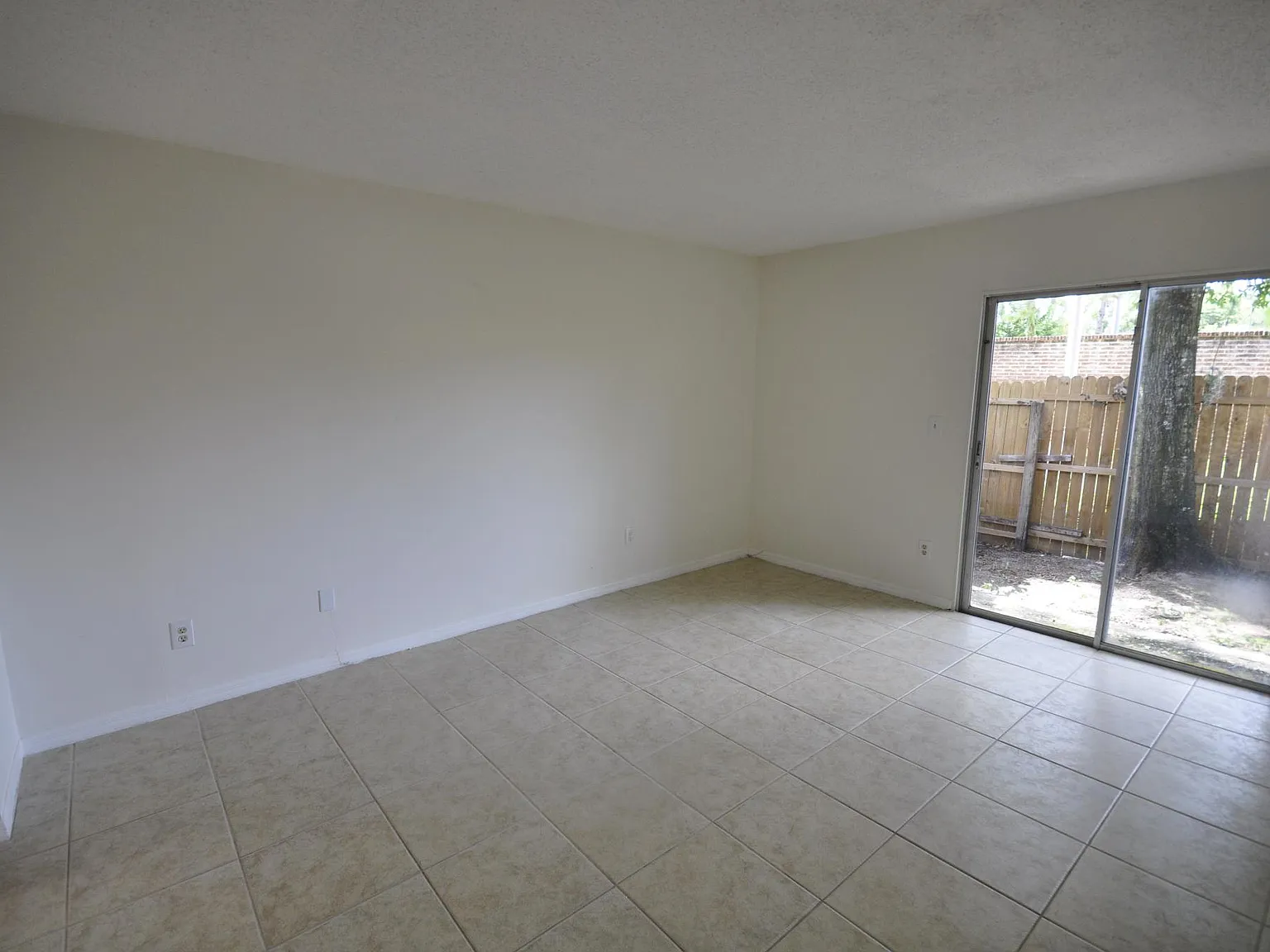 939 Robinhood Ct — Photo 4