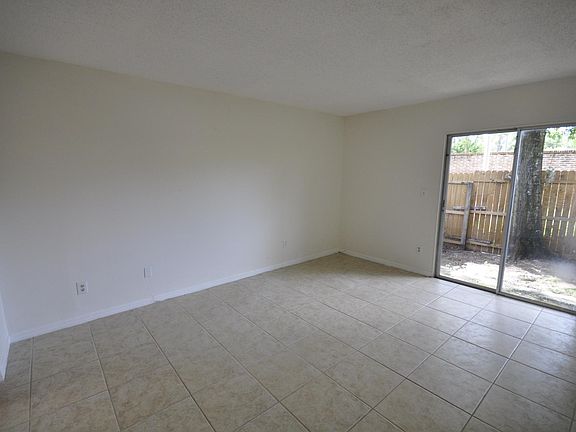 4th image of 939 Robinhood Ct