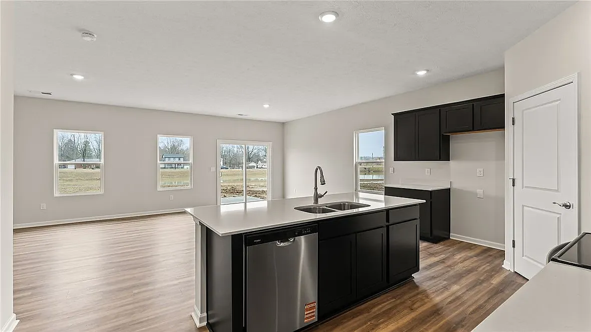 3 bed, 1635 sqft, $2,200 — Photo 3