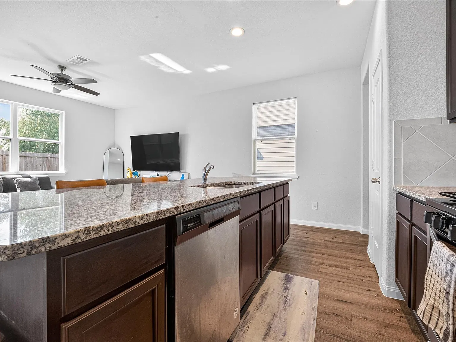 3 bed, 2.5 bath, 1734 sqft, $2,300 — Photo 3