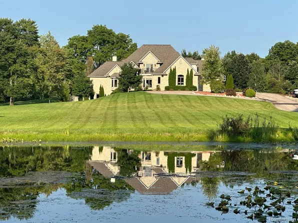 10205 N Fenton Rd, Fenton, MI 48430