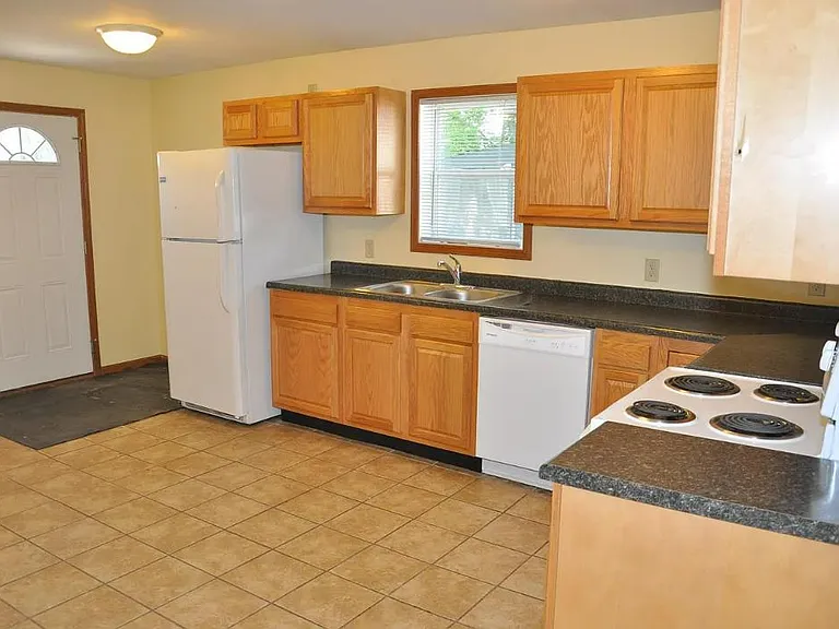 663 Huff St — Photo 4