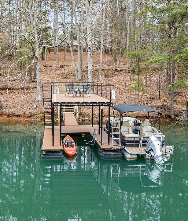 5 Things to Know About Pontoon Boats - Lakefront Living International, LLC