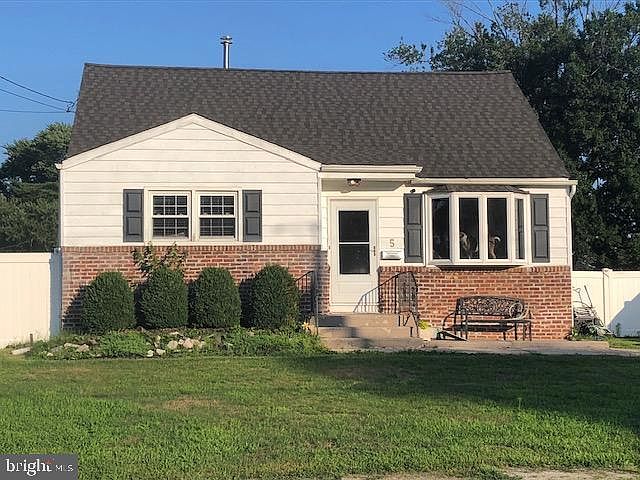 1st image of 5 Cloverdale Rd