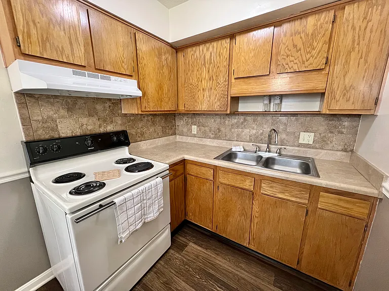 Mayfair Apartments — Photo 25