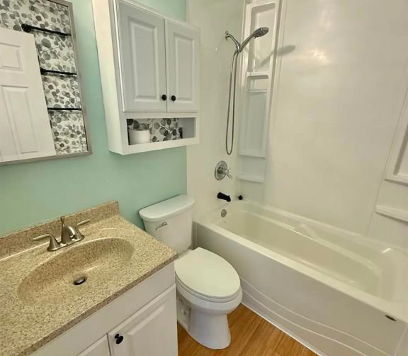 3 bed, 800 sqft, $1,300 — Photo 2
