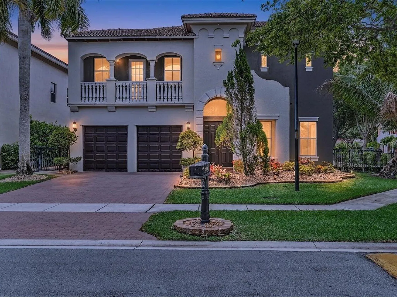 6 bed, 4.5 bath, 4549 sqft, $5,000 — Photo 2