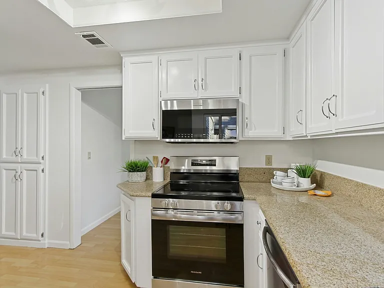 325 E 8th St #WHOLE HOUSE — Photo 10