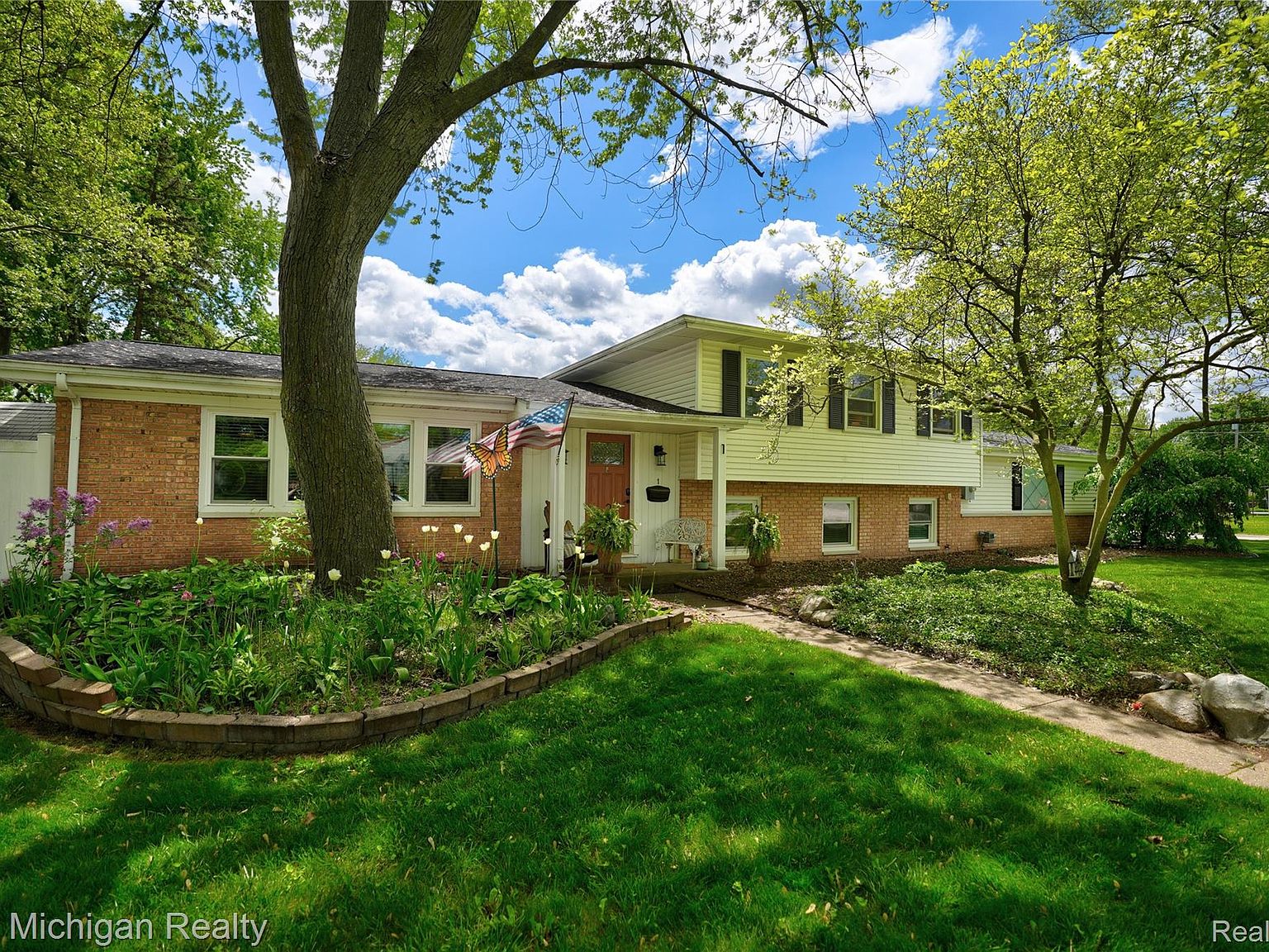 1 Sunburst Ct, Frankenmuth, MI 48734 | MLS #20251001970 | Zillow