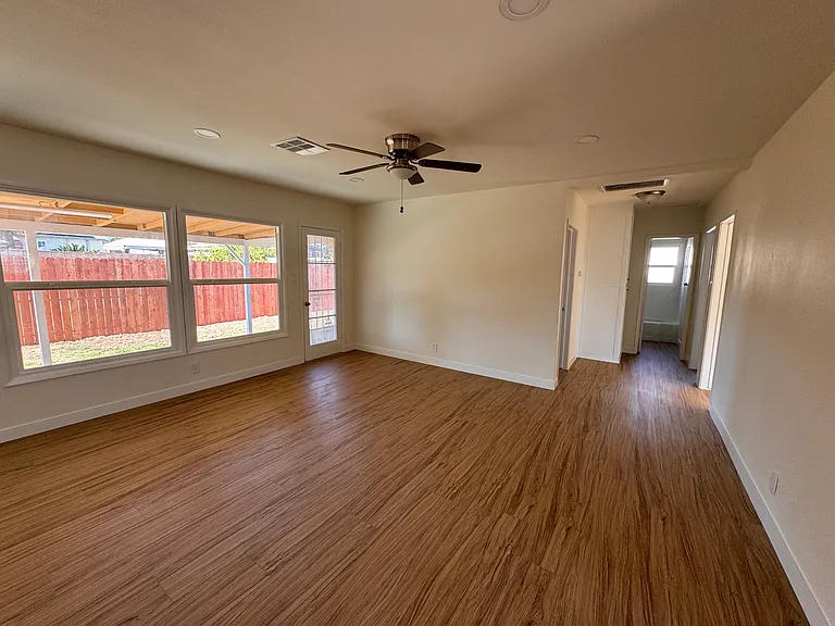 764 W Flora St — Photo 5