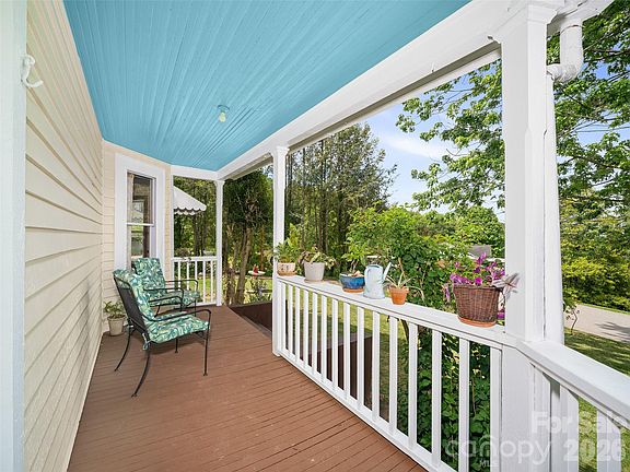 4th image of 309 Hillside Dr