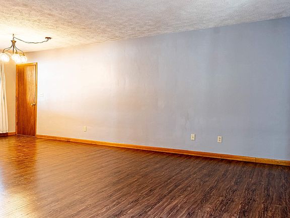 3rd image of 615 W Laclaire Ln