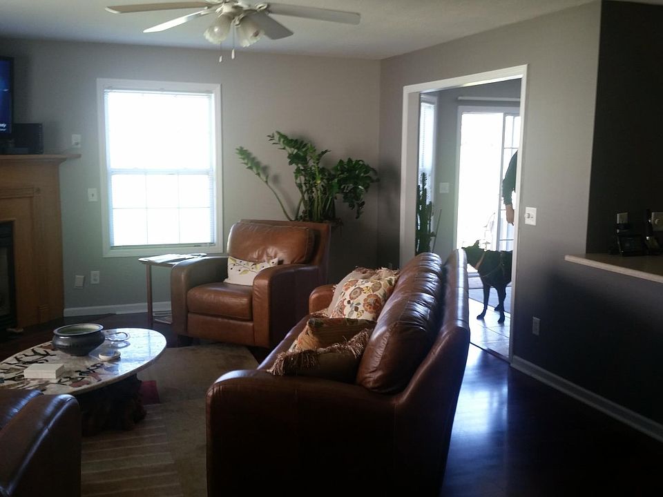 Living Room w/fireplace & hardwood floor