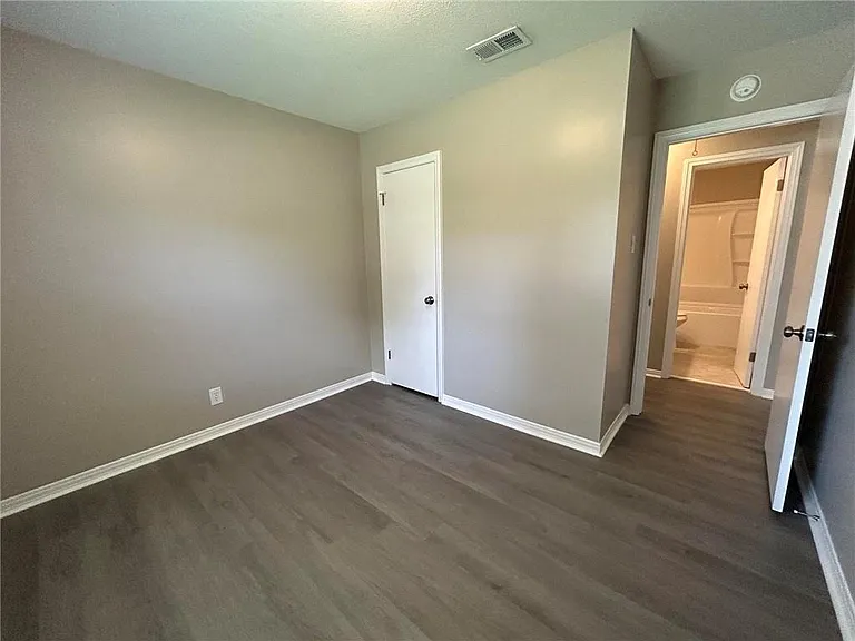506 Seville Dr — Photo 16