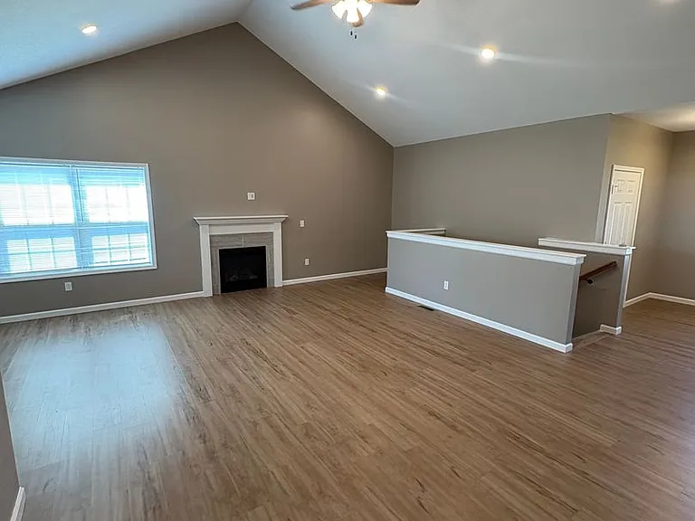 709 Stephanie Ct — Photo 13