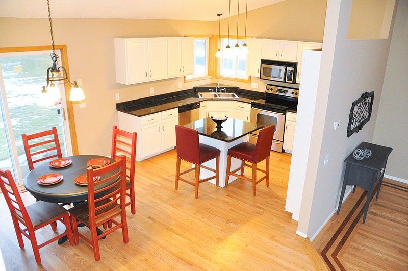 Large eat-in kitchen area
						:
						Great open floor plan & eat-in kitchen area, overlooking the great room.