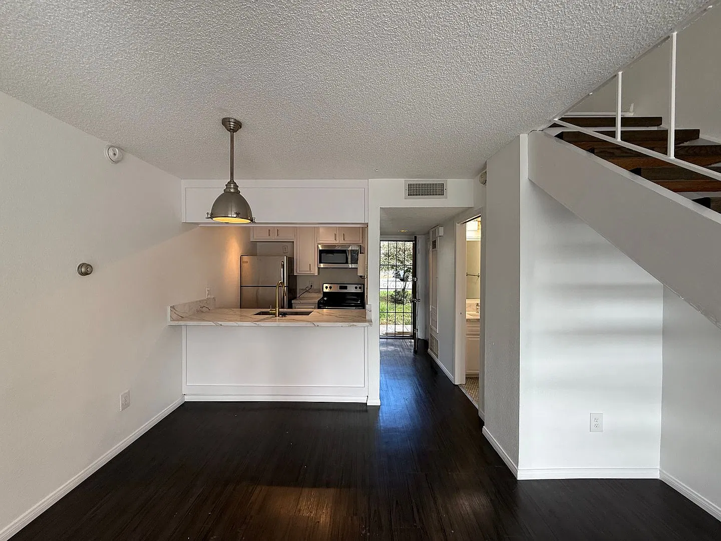 Modern & Upscale 1 Bedroom Loft Townhouse W/ Balcony And Garage — Photo 4