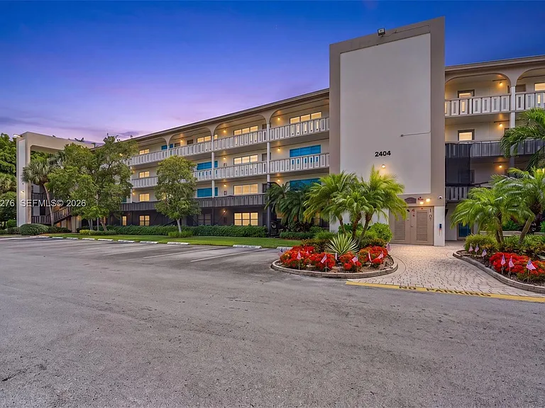 2404 Antigua Cir #M2 — Photo 2