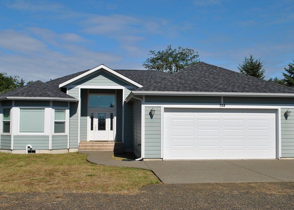 1st image of 758 Island Cir SE