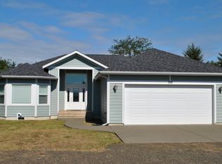 758 Island Cir SE, Ocean Shores, WA 98569