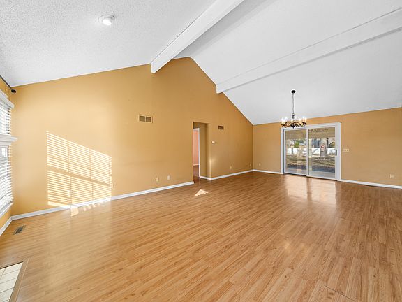 4th image of 586 Holiday Dr