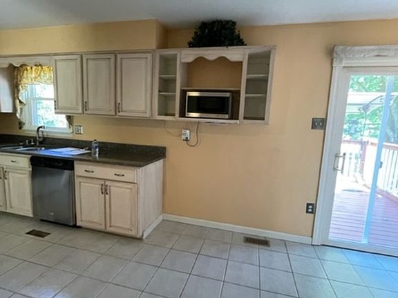 5th image of 350 Valley View Dr