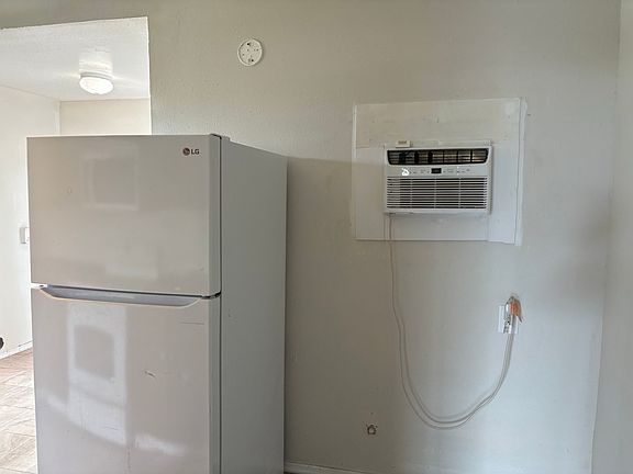 2nd image of 410 Oak Dr