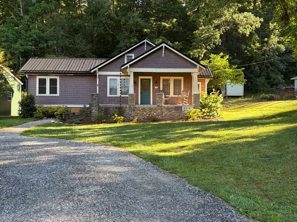 139 Thomas Park Dr, Waynesville, NC 28786