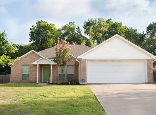 404 Husky Dr, Lindale, TX 75771