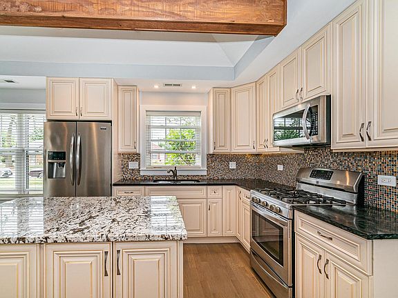 3rd image of 2537 Willow St