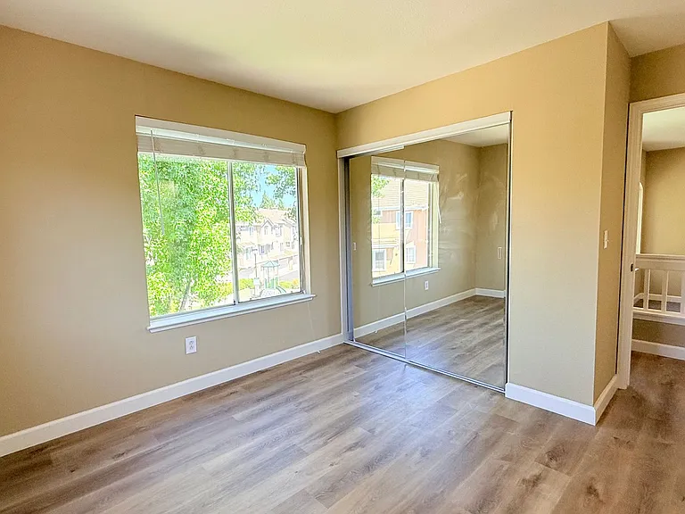 401 Skylark Ct — Photo 34