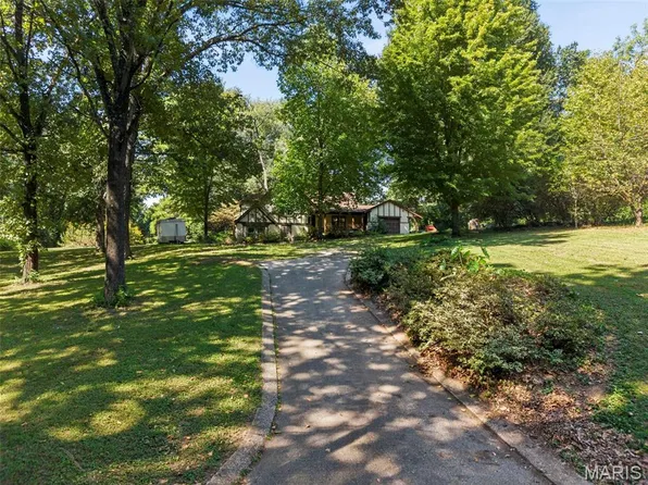 433 Day Dr, Saint Louis, MO 63135
