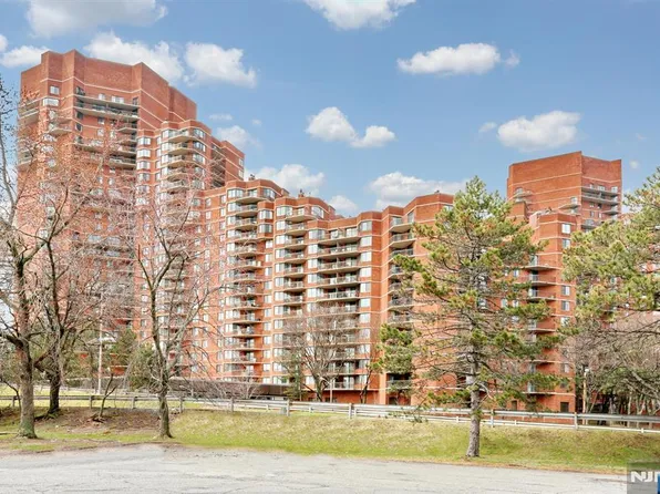 1608 Harmon Cove Tower, Secaucus, NJ 07094