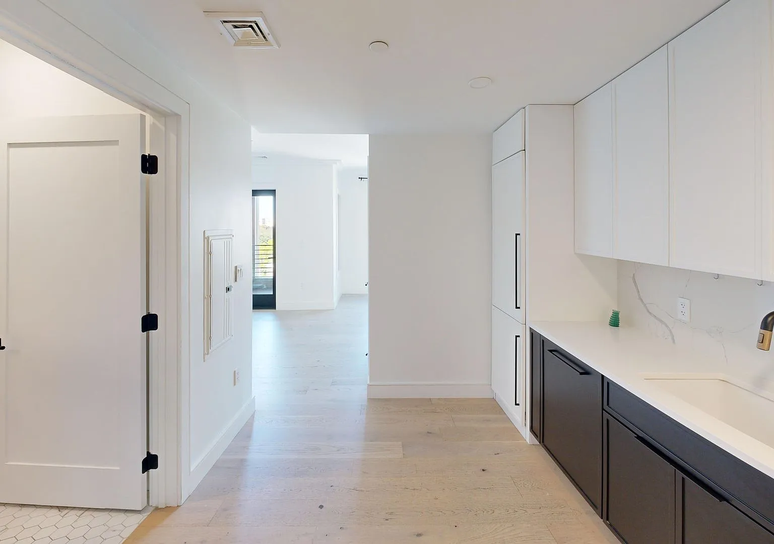 Luxury Studio with Laundry in Unit; Gym on Site! Pet-friendly — Photo 1