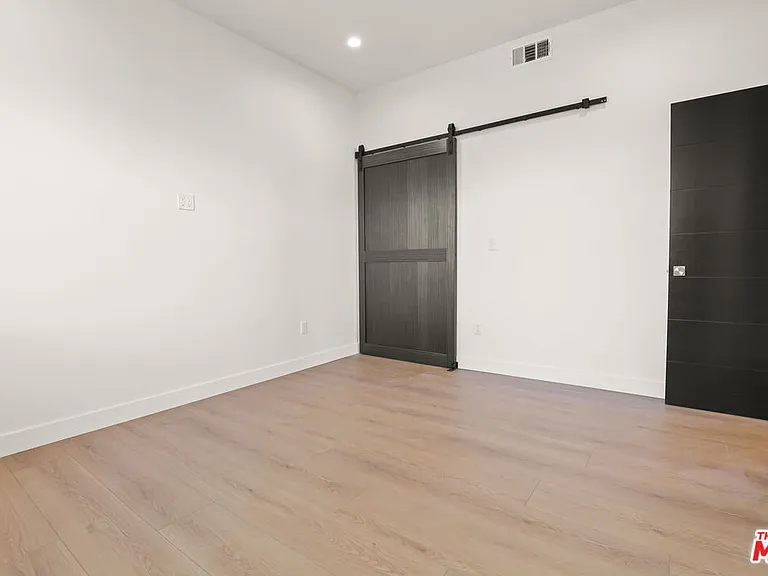 2135 S Longwood Ave #1/2 — Photo 16