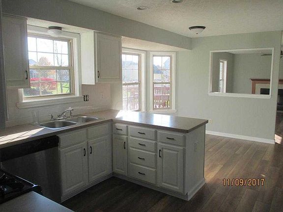 3rd image of 519 Bedford Ct