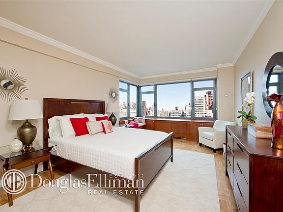 2nd image of 160 E 65th St APT 31D