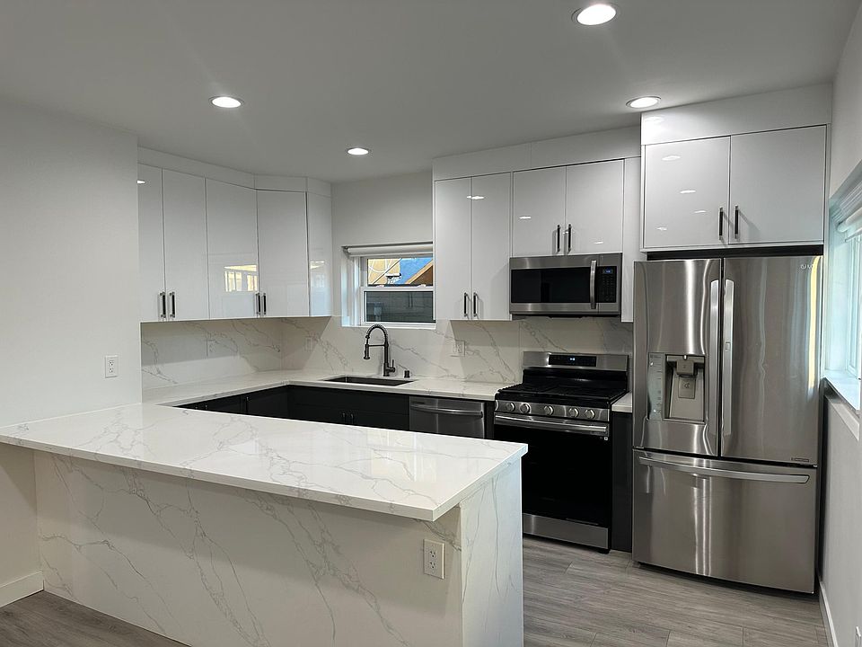 1st image of 608 W Hillcrest Blvd #1/4