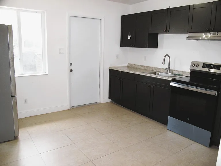 340 NW 6th St #2 — Photo 15