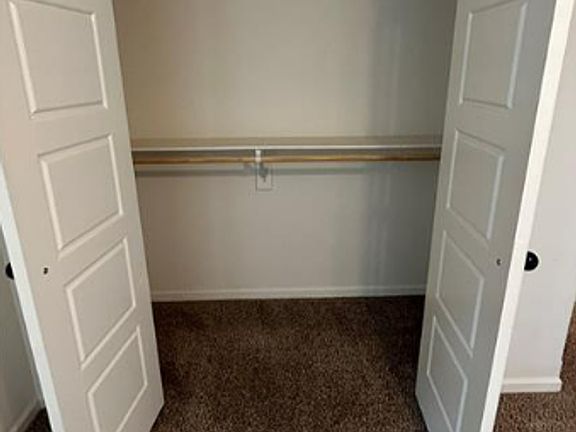 5th image of 305 Fieldstone Cir