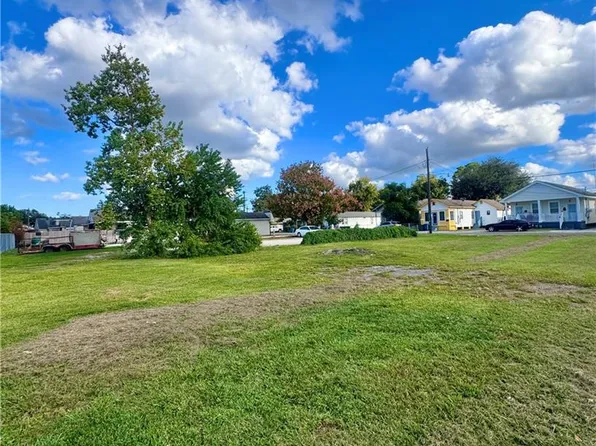 961 12th St, Gretna, LA 70053