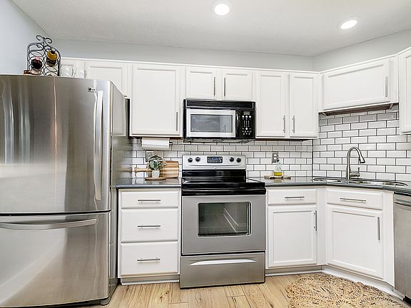 4th image of 3217 Oceanline East Dr