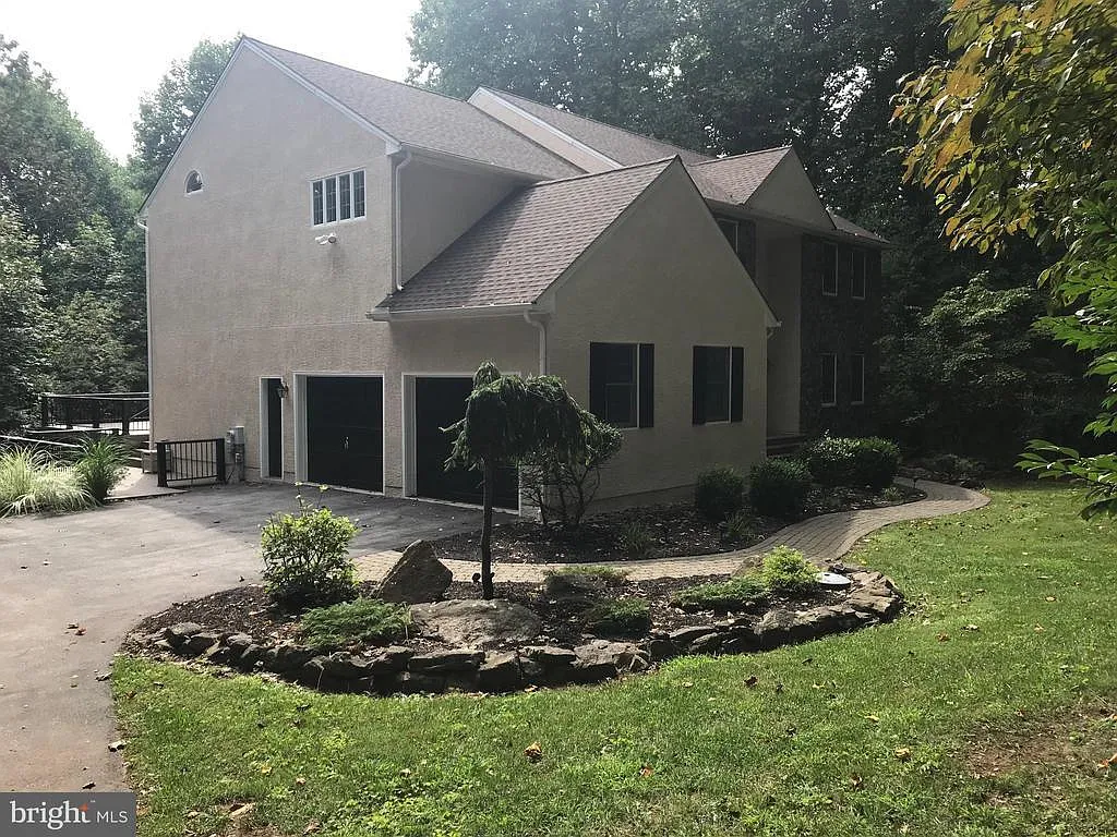 205 Kathleen Way photo 1