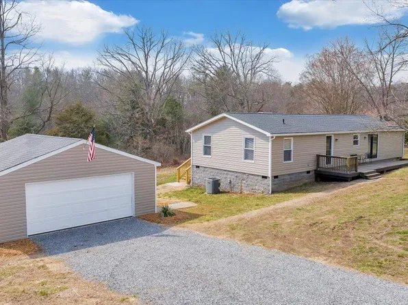 1144 Clearwater Dr, Boones Mill, VA 24065