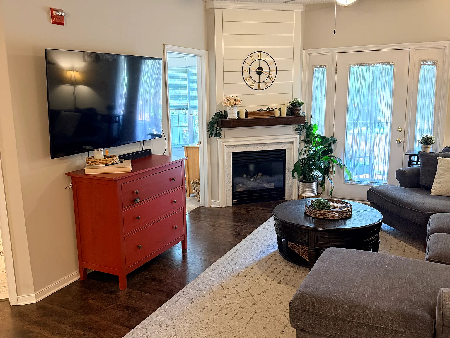 2 bed, 1065 sqft, $2,300 — Photo 2