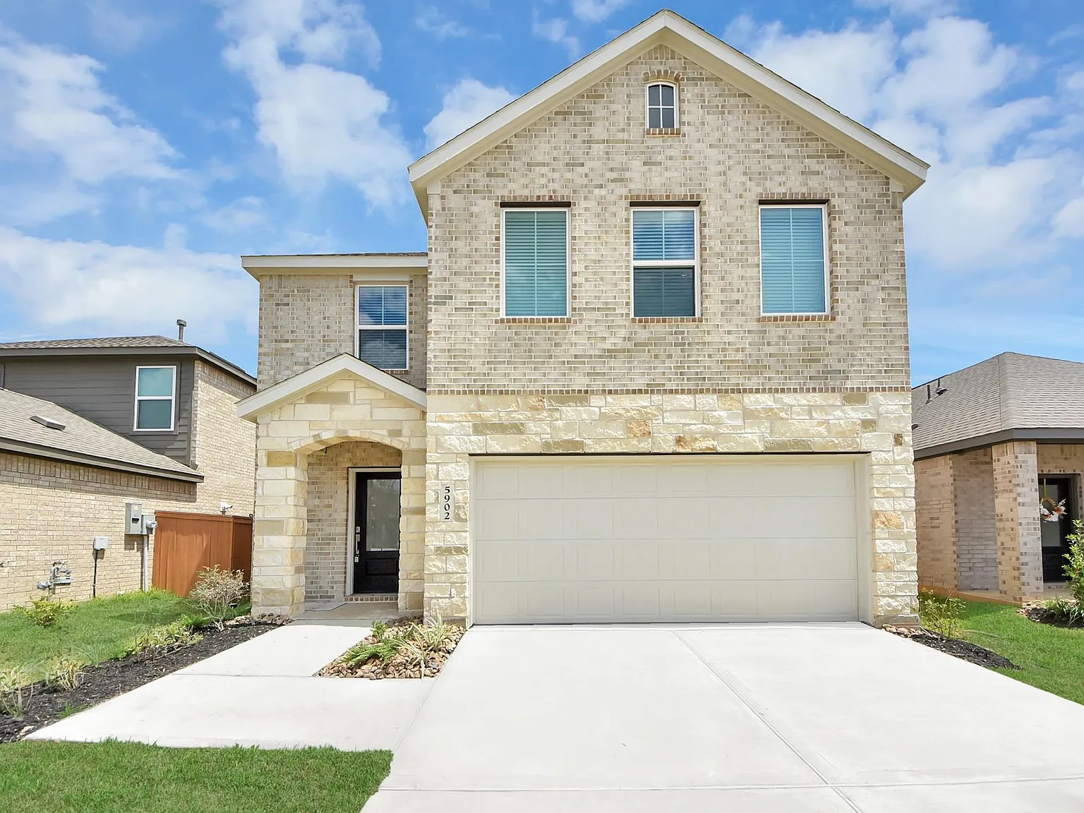5 bed, 3.0 bath, 2637 sqft, $3,200 — Photo 2