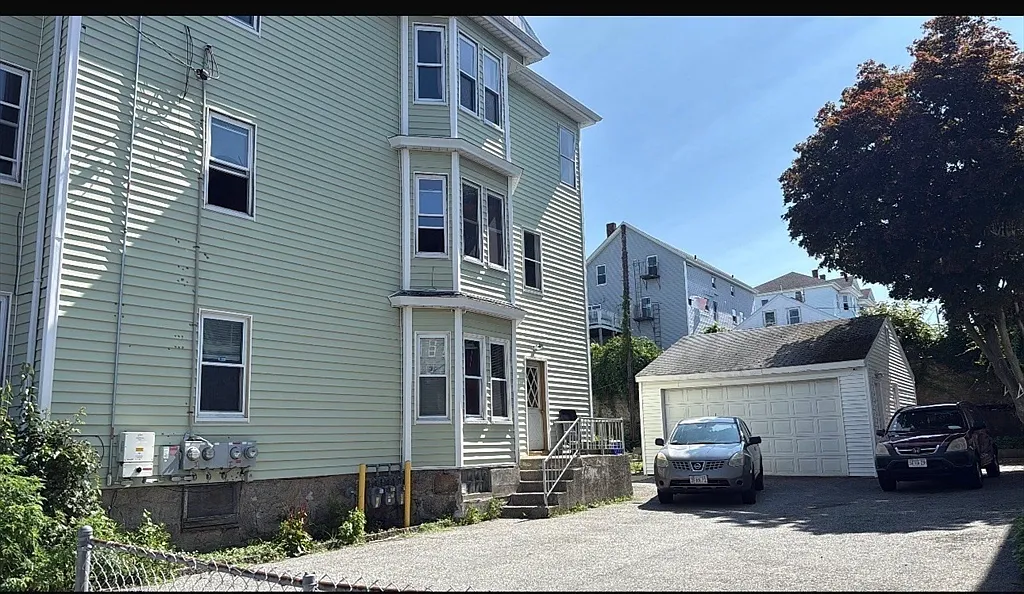 3 bed, 1.0 bath, 1050 sqft, $2,000 — Photo 2