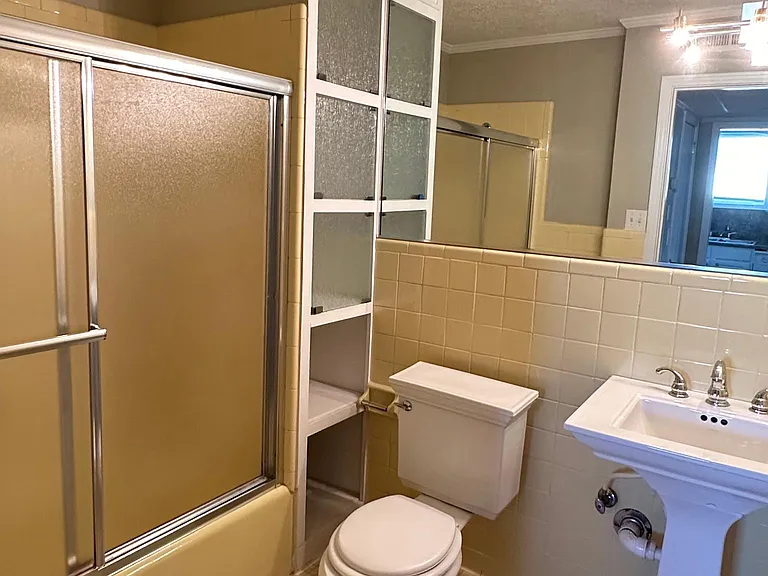 1045 E 10th St #201 — Photo 5